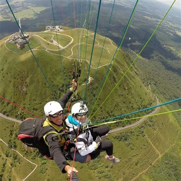 Baptême en parapente en région Auvergne Baptême en parapente en région Auvergne