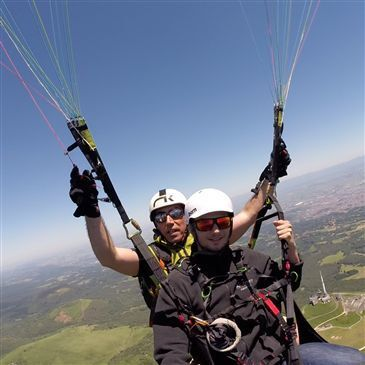 Orcines, à 20 min de Clermont-Ferrand, Puy de dôme (63) - Baptême en parapente Orcines, à 20 min de Clermont-Ferrand, Puy de dôme (63) - Baptême en parapente