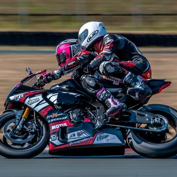 Baptême Moto sur Circuit en région Pays-de-la-Loire Baptême Moto sur Circuit en région Pays-de-la-Loire