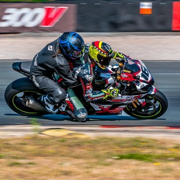 Baptême Sensations en Moto - Circuit du Vigeant Baptême Sensations en Moto - Circuit du Vigeant