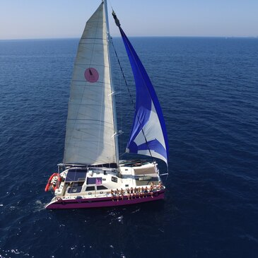 Balade en Bateau au Coucher de Soleil au Lavandou en région PACA et Corse Balade en Bateau au Coucher de Soleil au Lavandou en région PACA et Corse