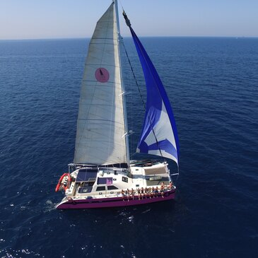 Balade en Bateau au Coucher de Soleil à Cavalaire en région PACA et Corse Balade en Bateau au Coucher de Soleil à Cavalaire en région PACA et Corse