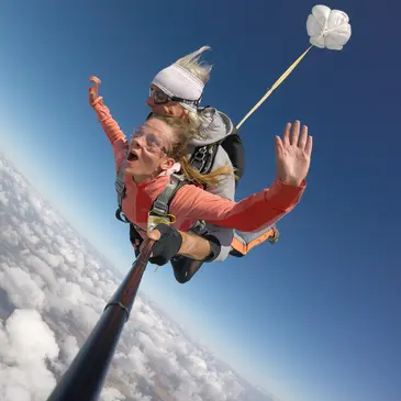 Saut en Parachute Tandem à Montargis au Sud de Paris Saut en Parachute Tandem à Montargis au Sud de Paris