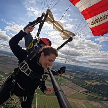Saut en Parachute Tandem à Montargis au Sud de Paris en région Centre Saut en Parachute Tandem à Montargis au Sud de Paris en région Centre