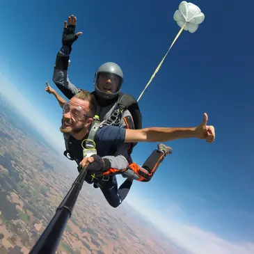 Saut en parachute proche Aérodrome de Montargis-Vimory, à 1h de Melun Saut en parachute proche Aérodrome de Montargis-Vimory, à 1h de Melun