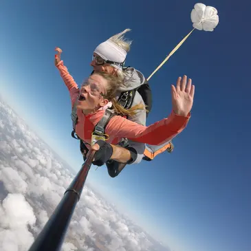 Saut en parachute proche Aérodrome de Montargis-Vimory, à 1h d'Etampes Saut en parachute proche Aérodrome de Montargis-Vimory, à 1h d'Etampes