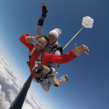 Saut en Parachute Tandem près d'Etampes en région Ile-de-France Saut en Parachute Tandem près d'Etampes en région Ile-de-France