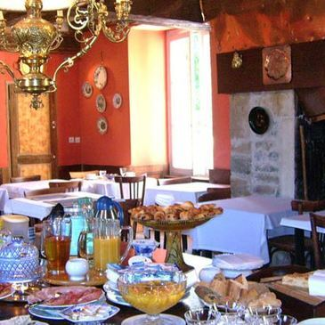 Nuit au Château d'Island près d'Auxerre en région Bourgogne Nuit au Château d'Island près d'Auxerre en région Bourgogne