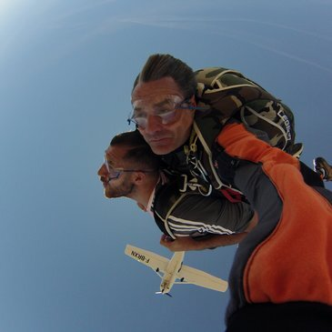 Aérodrome de Montargis-Vimory, à 1h d'Orléans, Loiret (45) - Saut en parachute Aérodrome de Montargis-Vimory, à 1h d'Orléans, Loiret (45) - Saut en parachute