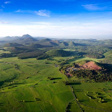 Baptême en Paramoteur - Survol des Volcans d'Auvergne en région Auvergne Baptême en Paramoteur - Survol des Volcans d'Auvergne en région Auvergne