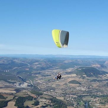 Initiation au Parapente au Viaduc de Millau en région Midi-Pyrénées Initiation au Parapente au Viaduc de Millau en région Midi-Pyrénées