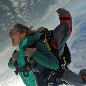 Saut en Parachute Tandem à Saint-Girons dans les Pyrénées Saut en Parachute Tandem à Saint-Girons dans les Pyrénées