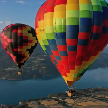 Week-end Survol du Lac de Serre-Ponçon en Montgolfière Week-end Survol du Lac de Serre-Ponçon en Montgolfière