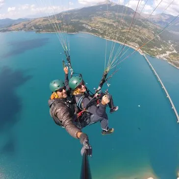 Week-end Détente et Survol du Lac de Serre-Ponçon en Parapente Week-end Détente et Survol du Lac de Serre-Ponçon en Parapente