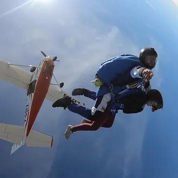 Saut en parachute en région Poitou-Charentes Saut en parachute en région Poitou-Charentes