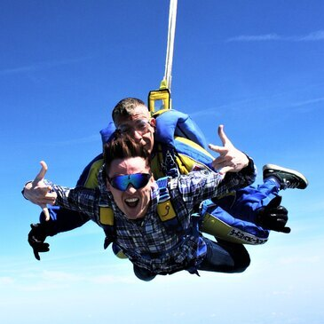 Saut en Parachute Tandem près de Pontoise Saut en Parachute Tandem près de Pontoise