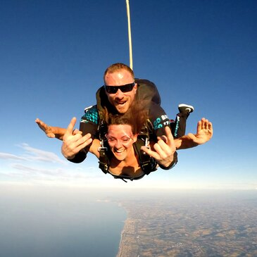 Saut en Parachute Tandem près de Meaux Saut en Parachute Tandem près de Meaux