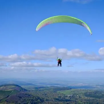 Week-end Survol des Volcans d'Auvergne en Parapente Week-end Survol des Volcans d'Auvergne en Parapente