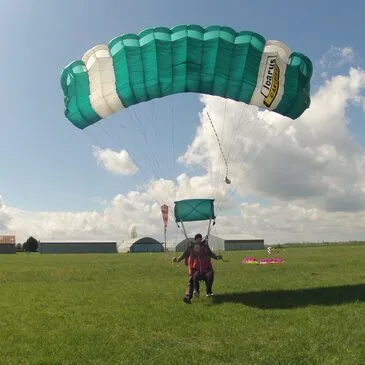 Aérodrome de Montargis-Vimory, à 1h30 de Versailles, Yvelines (78) - Saut en parachute Aérodrome de Montargis-Vimory, à 1h30 de Versailles, Yvelines (78) - Saut en parachute