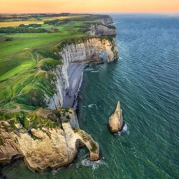 Week-end Baptême en Hélicoptère - Survol des Falaises d'Etretat en région Normandie Week-end Baptême en Hélicoptère - Survol des Falaises d'Etretat en région Normandie