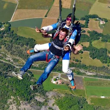 Saut en parachute proche Aérodrome de Gap-Tallard, à 1h20 d'Aix-en-Provence Saut en parachute proche Aérodrome de Gap-Tallard, à 1h20 d'Aix-en-Provence