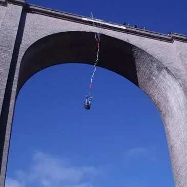 Saut à l’Élastique au Pont d'Alzon dans les Cévennes Saut à l’Élastique au Pont d'Alzon dans les Cévennes