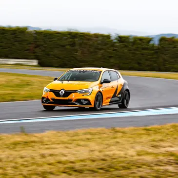 Stage de Pilotage en Mégane 4 RS - Circuit d'Issoire Stage de Pilotage en Mégane 4 RS - Circuit d'Issoire