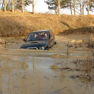 Stage de pilotage 4x4 en région Pays-de-la-Loire Stage de pilotage 4x4 en région Pays-de-la-Loire