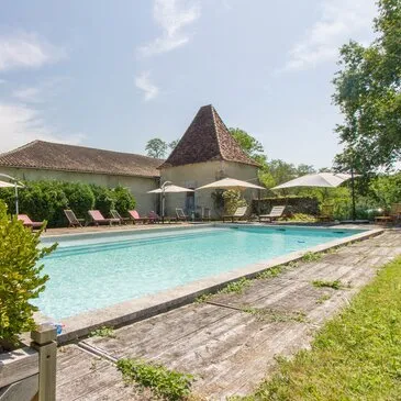 Nuit au Château de la Combe dans le Périgord Nuit au Château de la Combe dans le Périgord