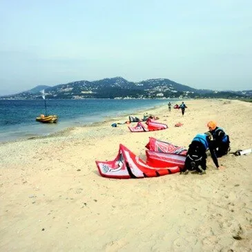 Baptême de Kitesurf à Hyères en région PACA et Corse Baptême de Kitesurf à Hyères en région PACA et Corse