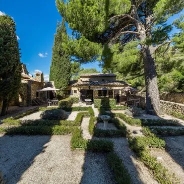 Salon-de-Provence, Bouches du Rhône (13) - Week end en Amoureux Salon-de-Provence, Bouches du Rhône (13) - Week end en Amoureux