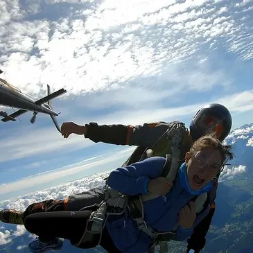 Saut en parachute en région Rhône-Alpes Saut en parachute en région Rhône-Alpes