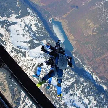 Saut Parachute en Tandem depuis un Hélicoptère à Morzine en région Rhône-Alpes Saut Parachute en Tandem depuis un Hélicoptère à Morzine en région Rhône-Alpes