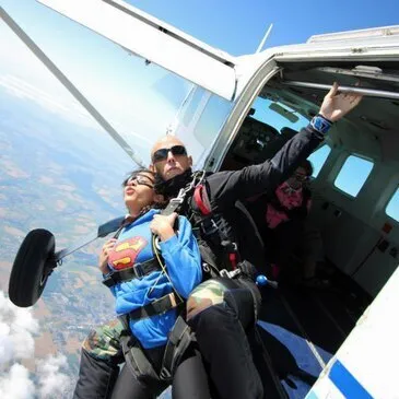 Saut en parachute en région Pays-de-la-Loire Saut en parachute en région Pays-de-la-Loire