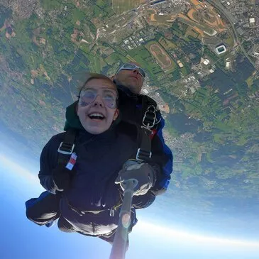 Saut en Parachute Tandem près de Laval en région Pays-de-la-Loire