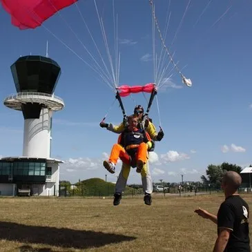 Saut en Parachute Tandem près de Deauville en région Normandie Saut en Parachute Tandem près de Deauville en région Normandie