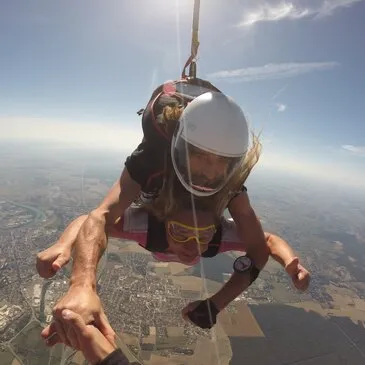Saut en parachute proche Aérodrome de Chalon-Champforgeuil, à 1h de Villefranche-sur-Saône Saut en parachute proche Aérodrome de Chalon-Champforgeuil, à 1h de Villefranche-sur-Saône