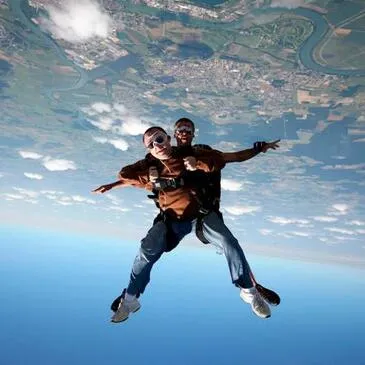 Saut en Parachute Tandem près de Villefranche-sur-Saône en région Rhône-Alpes Saut en Parachute Tandem près de Villefranche-sur-Saône en région Rhône-Alpes