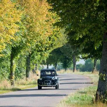 Balade en 2CV et Visite de Château en Bourgogne Balade en 2CV et Visite de Château en Bourgogne