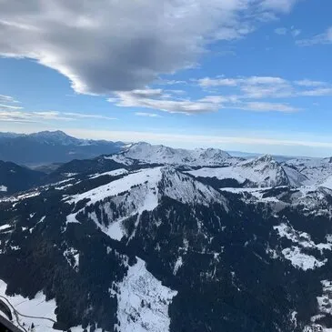 Saut en Parachute depuis un Hélicoptère près d'Annecy en région Rhône-Alpes Saut en Parachute depuis un Hélicoptère près d'Annecy en région Rhône-Alpes