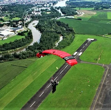Aérodrome de Vichy-Charmeil, à 1h de Roanne, Loire (42) - Saut en parachute Aérodrome de Vichy-Charmeil, à 1h de Roanne, Loire (42) - Saut en parachute