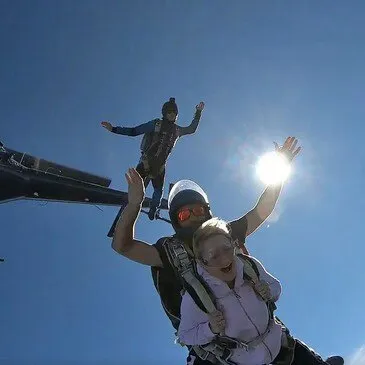 Saut en Parachute depuis un Hélicoptère près de Genève en région Suisse Saut en Parachute depuis un Hélicoptère près de Genève en région Suisse