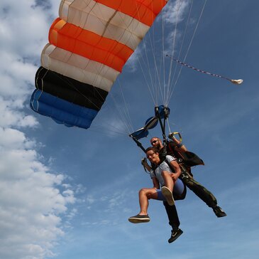 Saut en Parachute près de Cannes en région PACA et Corse