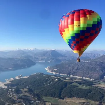 Vol Privatif en Montgolfière au Lac de Serre-Ponçon Vol Privatif en Montgolfière au Lac de Serre-Ponçon