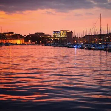 Sortie en Catamaran au Coucher du Soleil à Marseille Sortie en Catamaran au Coucher du Soleil à Marseille
