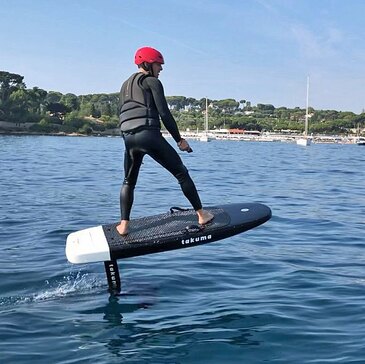 Initiation au Surf Electrique à Foil à Monaco en région PACA et Corse