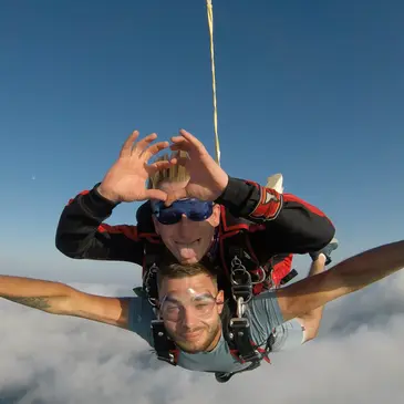 Saut en Parachute Tandem près de Perpignan en région Languedoc-Roussillon Saut en Parachute Tandem près de Perpignan en région Languedoc-Roussillon