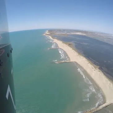 Baptême en Hélicoptère - Survol d'Aigues-Mortes en région Languedoc-Roussillon Baptême en Hélicoptère - Survol d'Aigues-Mortes en région Languedoc-Roussillon