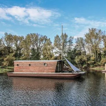 Nuit en Cabane Flottante au cœur du Bourbonnais en région Auvergne Nuit en Cabane Flottante au cœur du Bourbonnais en région Auvergne