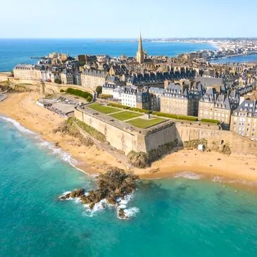 Baptême en Hélicoptère à Dinan en région Bretagne Baptême en Hélicoptère à Dinan en région Bretagne